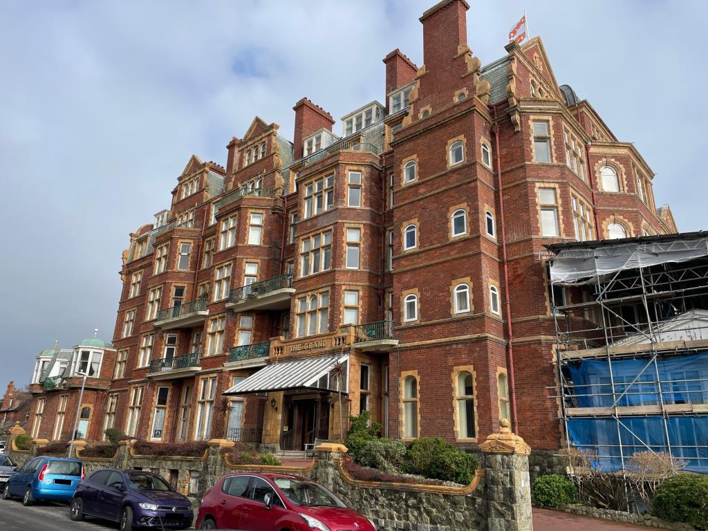 Lot: 44 - TWO-BEDROOM APARTMENT WITH SEA VIEWS - Main building
